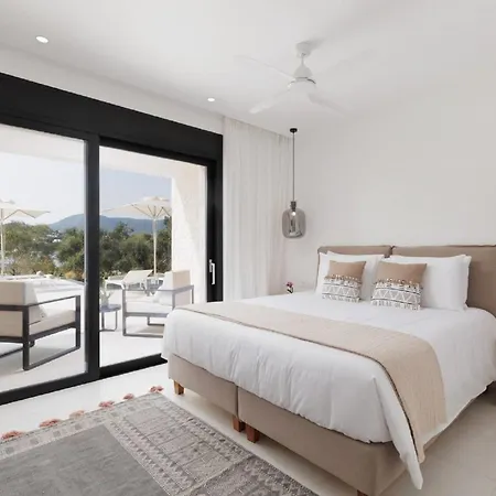 Lovely With Pool Luxury Features And Great Sea Views